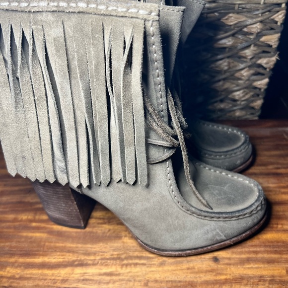 FRYE Tan Leather Suede Fringe Bohemian Heeled Lace up Parker Boot SIZE 9 - Picture 5 of 5
